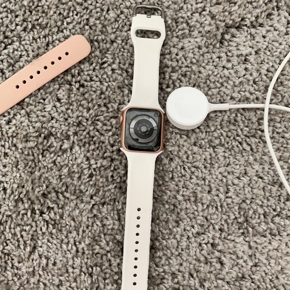 Apple Watch 5 series rose gold - 44 mm. Like new - Picture 4 of 4